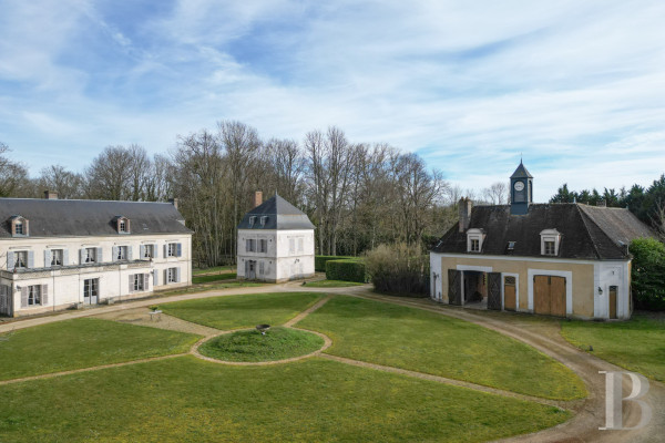 Castle and its old farmhouse in the heart of a refined, rural 6-hectare estate,